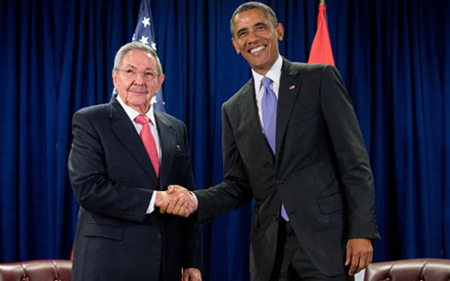 Chủ tịch Cuba Raul castro (trái) và Tổng thống Mỹ Barack Obama trong chuyến thăm Mỹ hồi tháng 9/2015.